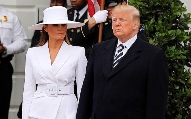 Дружина Дональда Трамп відмовилася взяти його за руку під час зустрічі з Макроном: опубліковано відео