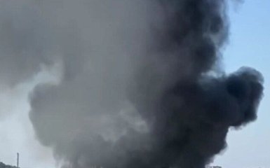 В оккупированном Симферополе горит военная часть — видео