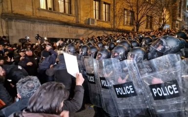В Грузии полиция начала разгон мирного протеста