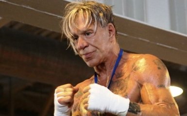 Микки Рурк шокировал соцсети танцем под российскую звезду: появилось видео