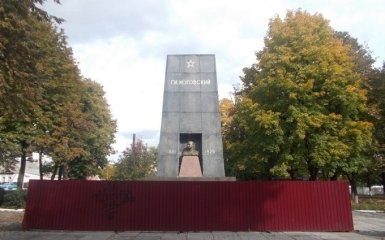 История с похоронами советской мумии в Украине превращается в скандал