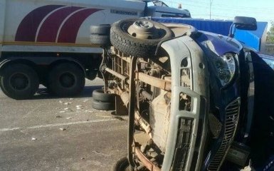 В Киеве Газель въехала в фуру и перевернулась, есть пострадавшие: появились фото