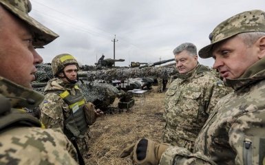 У Порошенко показали, как тренируются танкисты в зоне отвода вооружений