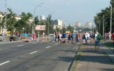 Киевляне в знак протеста перекрыли Харьковское шоссе: появились фото и видео