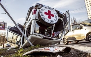 Опубликованы фото и видео с места жуткого ДТП машины Красного креста в Донецке