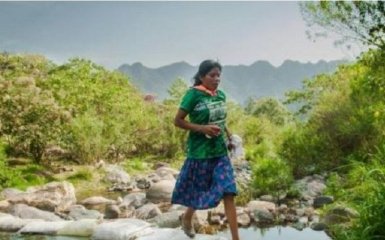 В Мексике девушка выиграла ультрамарафон в сандалиях и юбке: появились фото