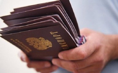 В Мариуполе оккупанты придумывают новые способы принуждения брать российские паспорта