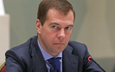 Денег не будет, вы держитесь там: в сети нашли еще один способ посмеяться над Медведевым