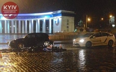 В центре Киева машина въехала в памятник героям Небесной сотни: появились фото и видео