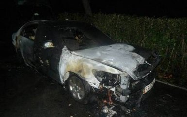 В Киеве сожгли машину адвоката: фото с места происшествия