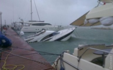 Шторм в Одессе потопил яхту: появились яркие фото и видео