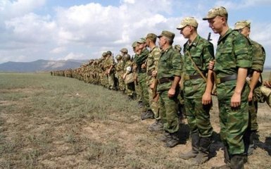 В сети высмеяли нелепую стрельбу российских военных: появилось видео