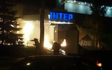 У мережі з'явилося відео нападу на будівлю "Інтера"