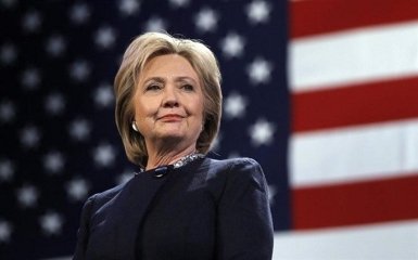 Хиллари Клинтон появилась в Йельском университете с шапкой-ушанкой: опубликовано видео