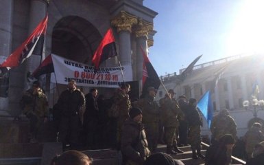 В центрі Києва зібралося віче, в мережі говорять про провокаторів: з'явилися фото і деталі
