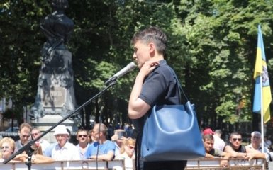 Появилось видео яичной атаки на Савченко