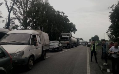 Львівські протестувальники заблокували міжнародну трасу: опубліковані фото