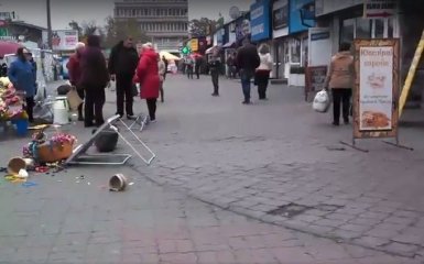 Соцсети насмешили киевские торговцы, устроившие битву у метро: опубликовано видео