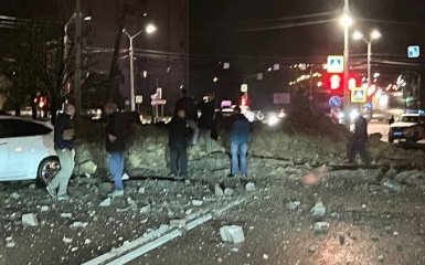 В Белгороде после взрыва образовалась огромная воронка — фото