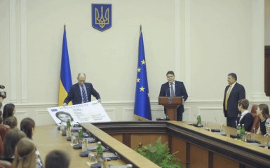 Теперь у граждан Украины будет единый документ - Яценюк