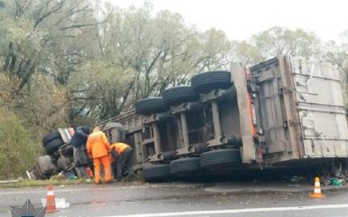 Приключения львовского мусора: в Ровенской области перевернулся грузовик с отходами, появились фото