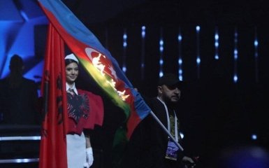 Прихильники війни проти України підтримали публічне спалення прапора Азербайджану в Єревані