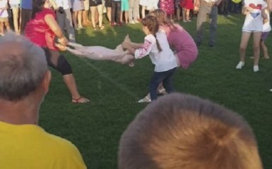 На Волині під час святкування люди ледь не розірвали живцем поросят - шокуючі фото