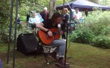 Солист знаменитой группы сыграл для соседей: появилось видео