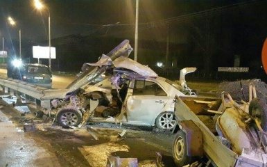 В Киеве разорвало машину, попавшую в ДТП: появились фото и видео