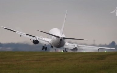Сеть впечатлило видео экстремальной посадки самолета, который снес ветер