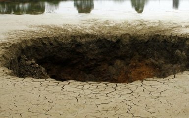Озеро в Китаї провалилося під землю: опубліковано вражаюче відео