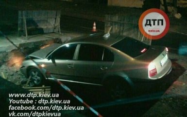 В Киеве яма на дороге стала причиной серьезного ДТП: опубликованы фото