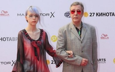 Признание дочери известного актера насчет своей ориентации вызвало бурю в соцсетях