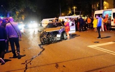 В Одессе BMW влетел в остановку, погибли люди: появились жуткие фото и видео с места аварии