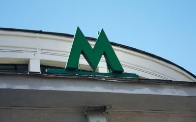 В киевском метро мужчина упал под поезд, а потом устроил радостные крики: появились фото