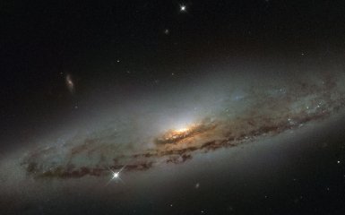 Телескоп Хаббл сделал фото галактики со сверхмассивной черной дырой в центре
