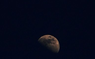 Луну впервые сфотографировали с обратной стороны