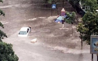Вулиці Києва затопило після сильної зливи: вражаюче відео