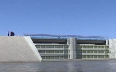 Новая дамба на Херсонщине отрезала Крым от украинской воды