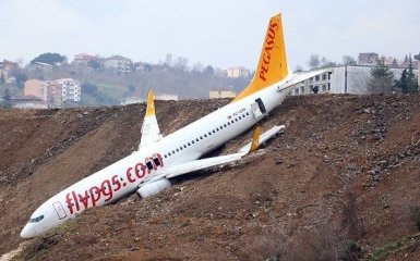 НП в аеропорту Туреччини: з'явилося відео паніки на борту  літака, який впав у прірву