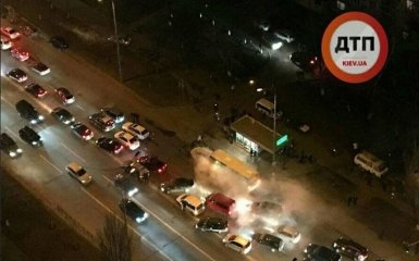 В Киеве произошло ЧП с горящей машиной и маршруткой: появились фото