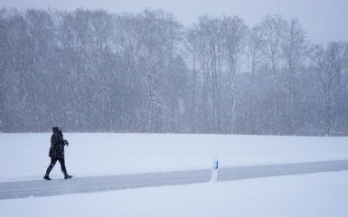 Сугробы выше метра: отдельные районы Украины засыпает снегом