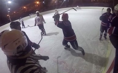 В России бурятский хоккеист жестоко избил судью: опубликовано видео
