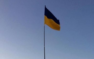 В оккупированном Крыму подняли украинский флаг - фото и видео