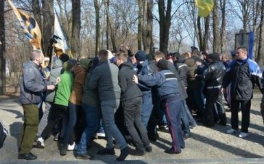 На могиле Шевченко произошла массовая потасовка: появились фото и видео