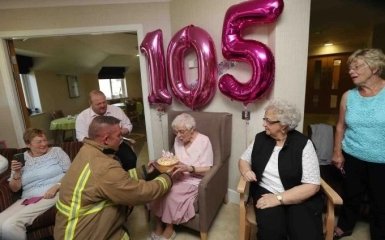 Бабуся замовила на 105-річний ювілей пожежника з татуюваннями: опубліковані фото і відео