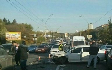 В Киеве сразу четыре машины попали в аварию: опубликованы фото
