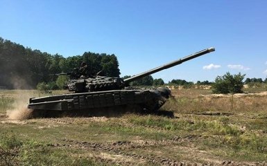 У мережі показали, як міністр оборони навчився їздити на танку: опубліковані фото