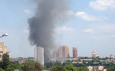 В оккупированном Донецке горит офис компании известного олигарха: появились фото и видео