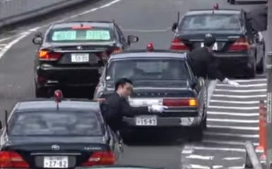 Вежливый кортеж японского премьера впечатлил сеть: опубликовано видео